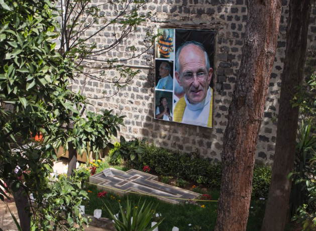 Eerste videobeelden van het graf van pater Frans van der Lugt sj