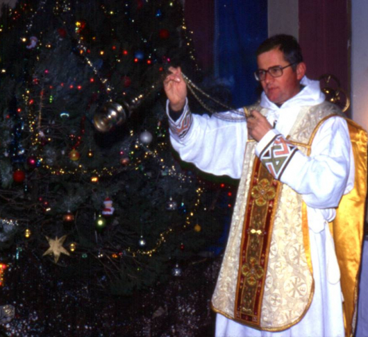 Nico Kluiters voor de kerstboom met wierookvat