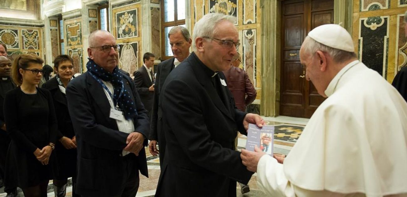 Paus Franciscus neemt boek over wijlen Frans van der Lugt sj in ontvangst