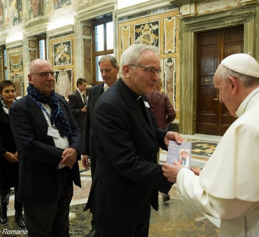 Paus Franciscus neemt boek over wijlen Frans van der Lugt sj in ontvangst