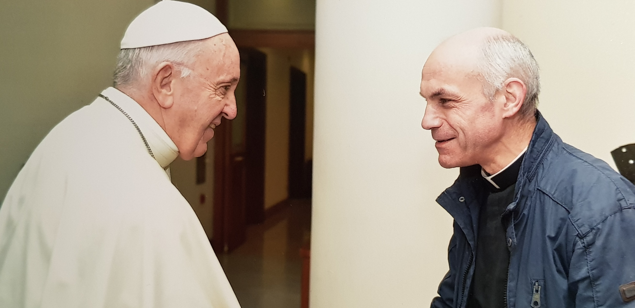 Paus geeft Leo de Weerdt sj cadeaus mee voor gevangenen