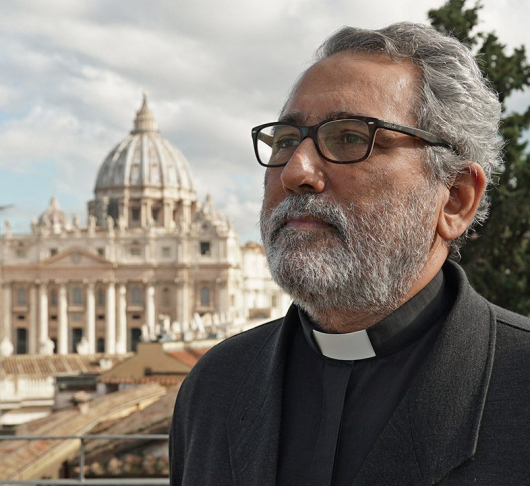 Wie is de Spaanse jezuïet die verantwoordelijk wordt voor Vaticaanse financiën?